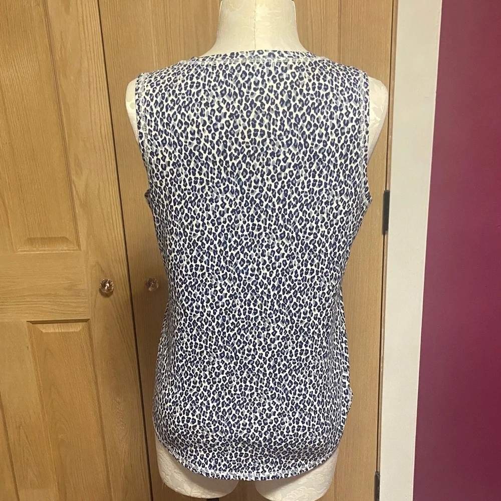 Liz Claiborne White and Blue Patterned Sleeveless Blouse